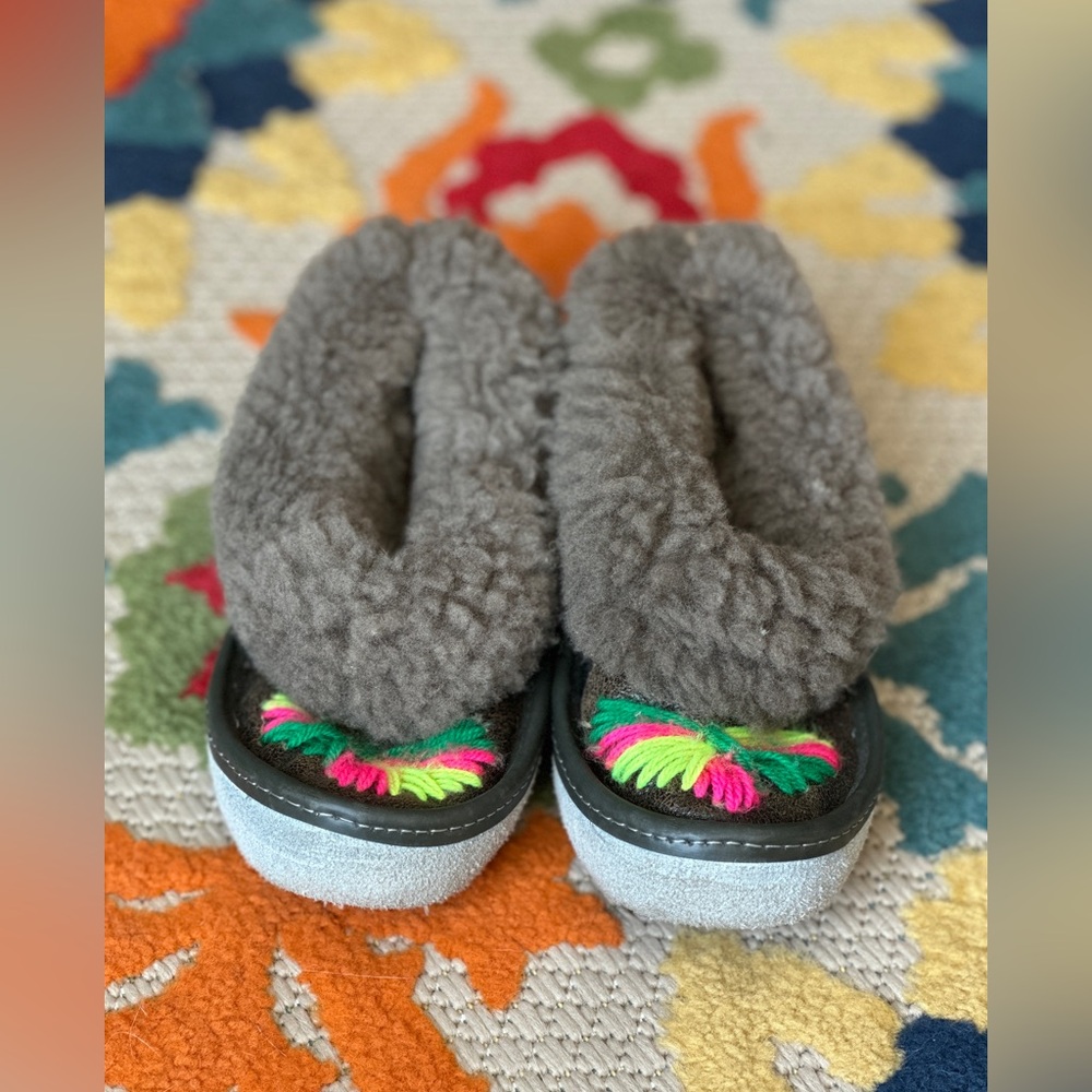 Sheepers 100% sheepskin moccasin slippers children size 11 unisex